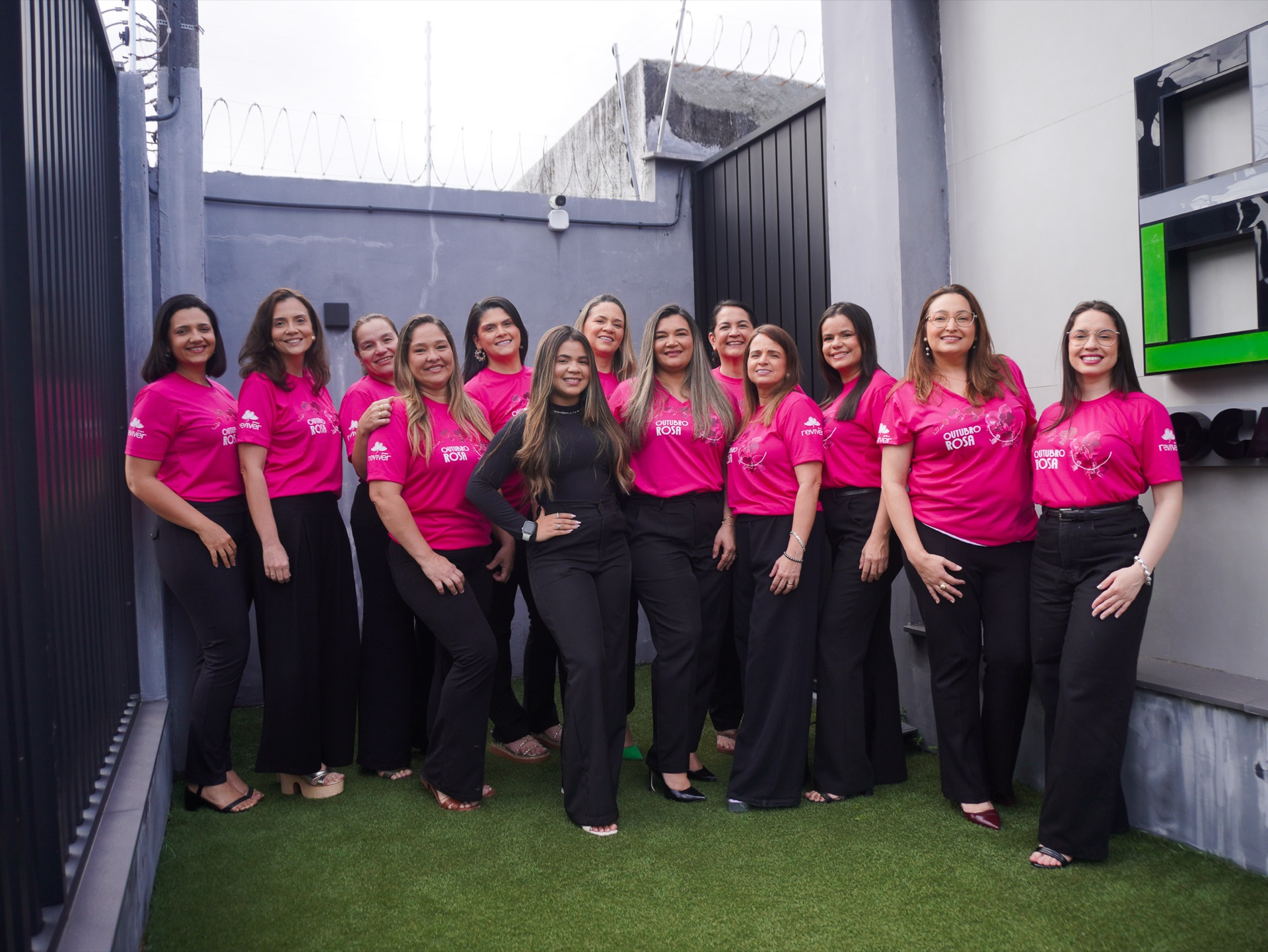 Equipe da Locainfo reunida na sede da empresa
